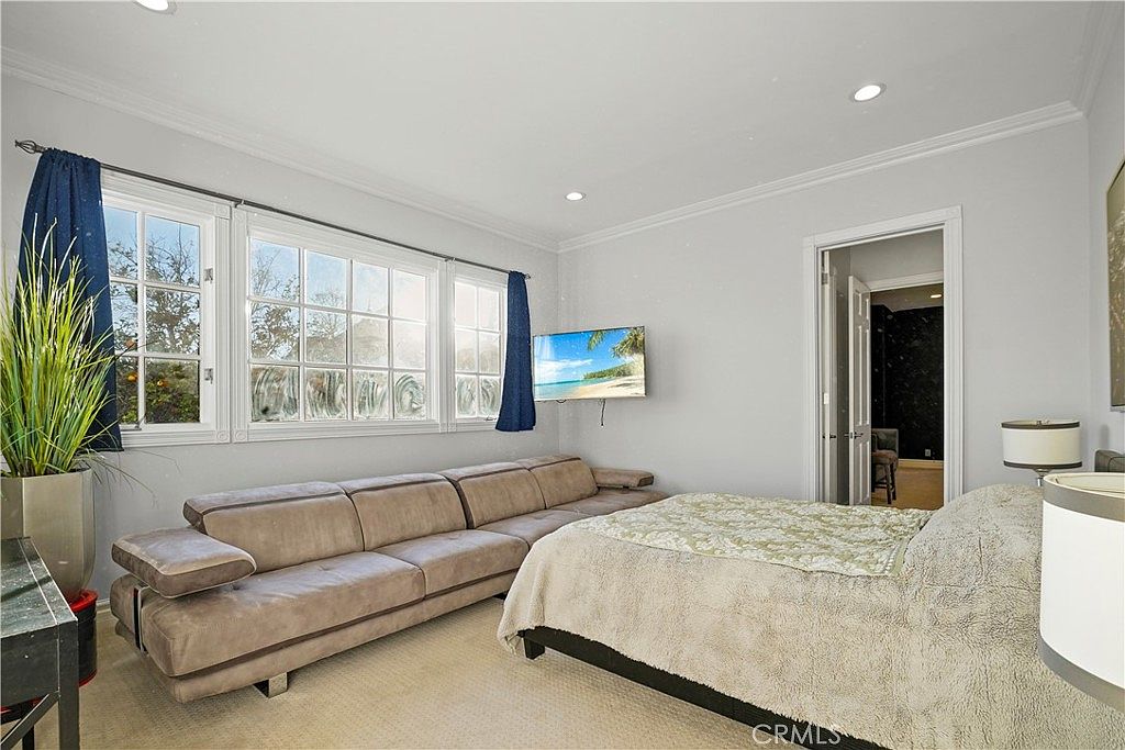 Guest bedroom suite with lounge seating at 22510 La Quilla Dr, Chatsworth