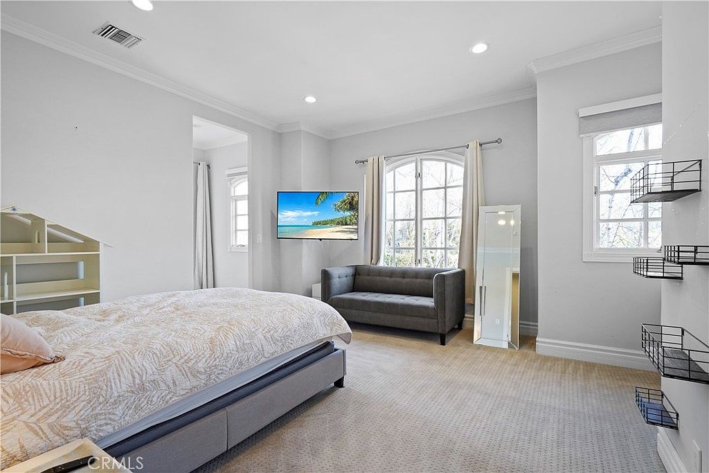 Guest bedroom with mirrored wardrobe wall at 22510 La Quilla Dr, Chatsworth